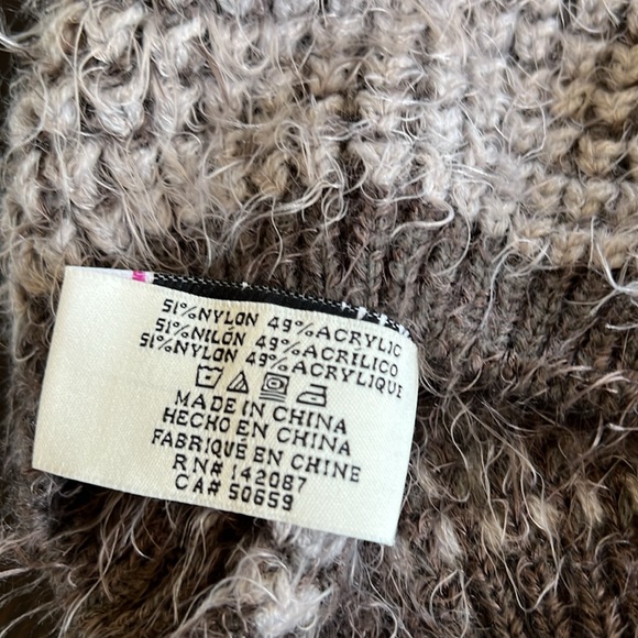 Knit hat with pom pom - Picture 6 of 6